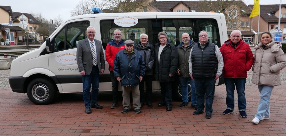 Die ehrenamtlichen Fahrer des Senioren-Einkaufsbusses (v.l.n.r.): Jörg Seeger, der kürzlich aus dem Fahrdienst ausgeschiedene, langjährige Fahrer Hans-Hermann Becker, Klaus Stephan, Markus Reubert, Hilmar Bärthel und Horst Bertram gemeinsam mit Bürgermeister Uwe Jäger (l.), Vorsitzendem des Seniorenbeirates, Karl Schäffer (3.v.l.) und Seniorenbeauftragter Katharina Schaub am 06.02. auf dem Rathausvorplatz. Nicht auf dem Foto zu sehen ist der ehrenamtliche Fahrer Thomas Imgrund.