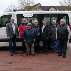 Die ehrenamtlichen Fahrer des Senioren-Einkaufsbusses (v.l.n.r.): Jörg Seeger, der kürzlich aus dem Fahrdienst ausgeschiedene, langjährige Fahrer Hans-Hermann Becker, Klaus Stephan, Markus Reubert, Hilmar Bärthel und Horst Bertram gemeinsam mit Bürgermeister Uwe Jäger (l.), Vorsitzendem des Seniorenbeirates, Karl Schäffer (3.v.l.) und Seniorenbeauftragter Katharina Schaub am 06.02. auf dem Rathausvorplatz. Nicht auf dem Foto zu sehen ist der ehrenamtliche Fahrer Thomas Imgrund. - Link öffnet seitenüberlagerndes Dialog-Fenster