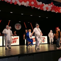 Die Feuerwassersingers bei ihrem actionreichen Auftritt zum Thema „Party Animals“.