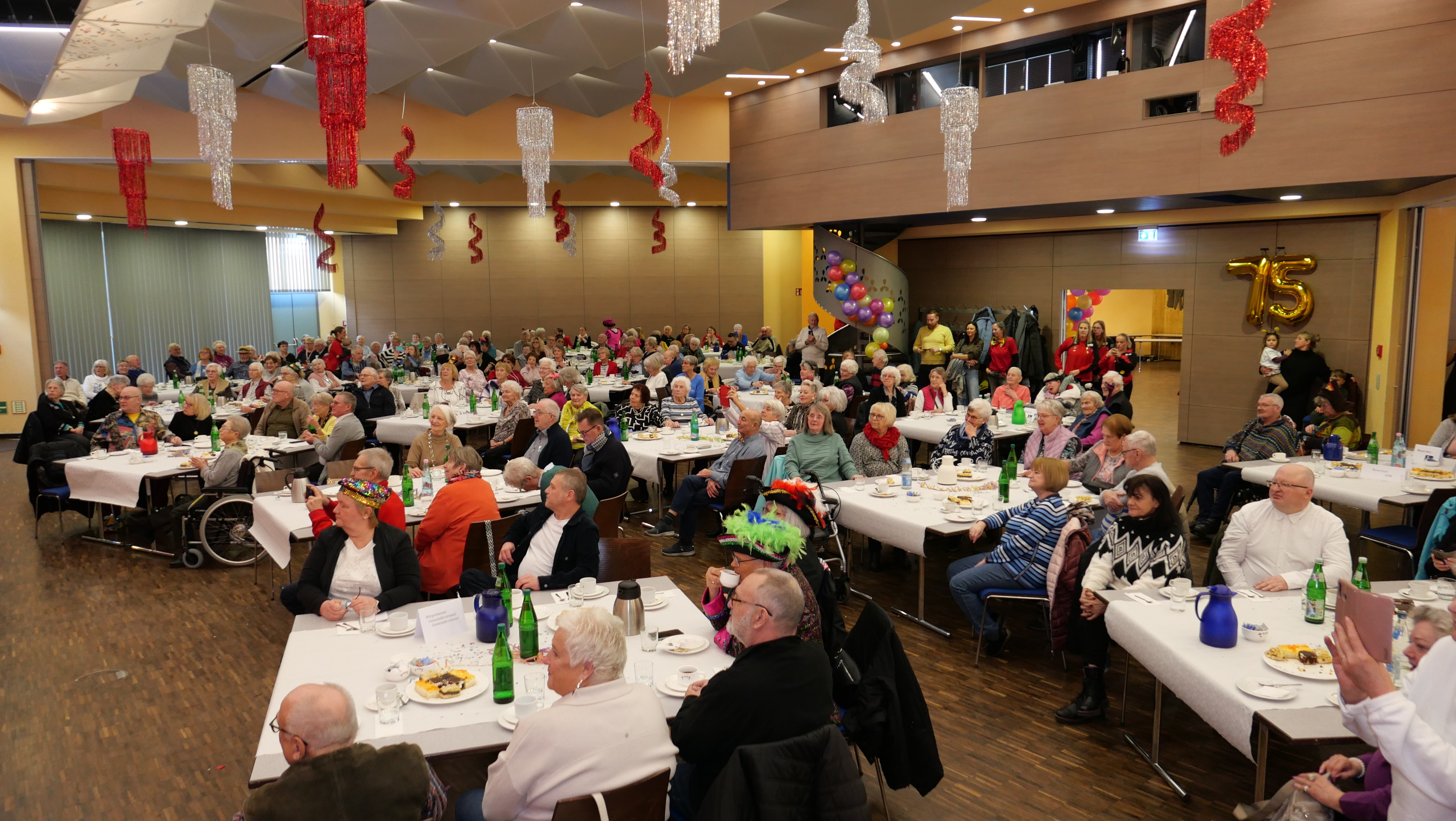 Die rund 250 Gäste des Senioren Karnevals am 16. Februar.