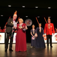 Sitzungspräsidentin Frank Altrogge (r.) begrüßte am 16.02. gemeinsam mit dem Prinzenpaar, Prinzessin Petra, die Erste vom Loh (2.v.l.), und Prinz Frank, der Dritte vom Loh (l.), sowie den Kinderprinzessinnen, Ella Scharf (3.v.l.) und Sophie Weikert (2.v.r.), die Gäste.