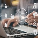 Geschäftsmann, der einen Computer benutzt, um ein Dokumentationsmanagementkonzept, eine Online-Dokumentationsdatenbank und ein digitales Dateispeichersystem oder -software zu erstellen, Aktenführung, Datenbanktechnologie, Dateizugriff, gemeinsame Nutzung von Dokumenten.
