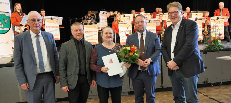 Den Ehrenbrief des Landes Hessen für über 12-jährige ehrenamtliche Tätigkeit überreichte Staatsminister Timon Gremmels (2.v.r.) an Katrin Schmidt. Gemeindevertretervorsitzender Norbert Thiele (2.v.l..) Bürgermeister Uwe Jäger (l.) und Kreisbeigeordneter Thomas Ackermann (r.) gratulierten herzlich.