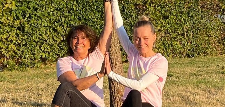 In den Sommerferien startet der HNA-Yogasommer mit Hiltrud Müller (l.) und Anne Gabrys (r.) in Vollmarshausen, bei die Teilnehmenden wieder unvergessliche Yogastunden unter freiem Himmel genießen können.