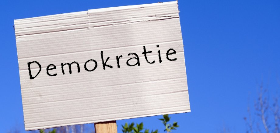 Schild gemalt Demokratie
