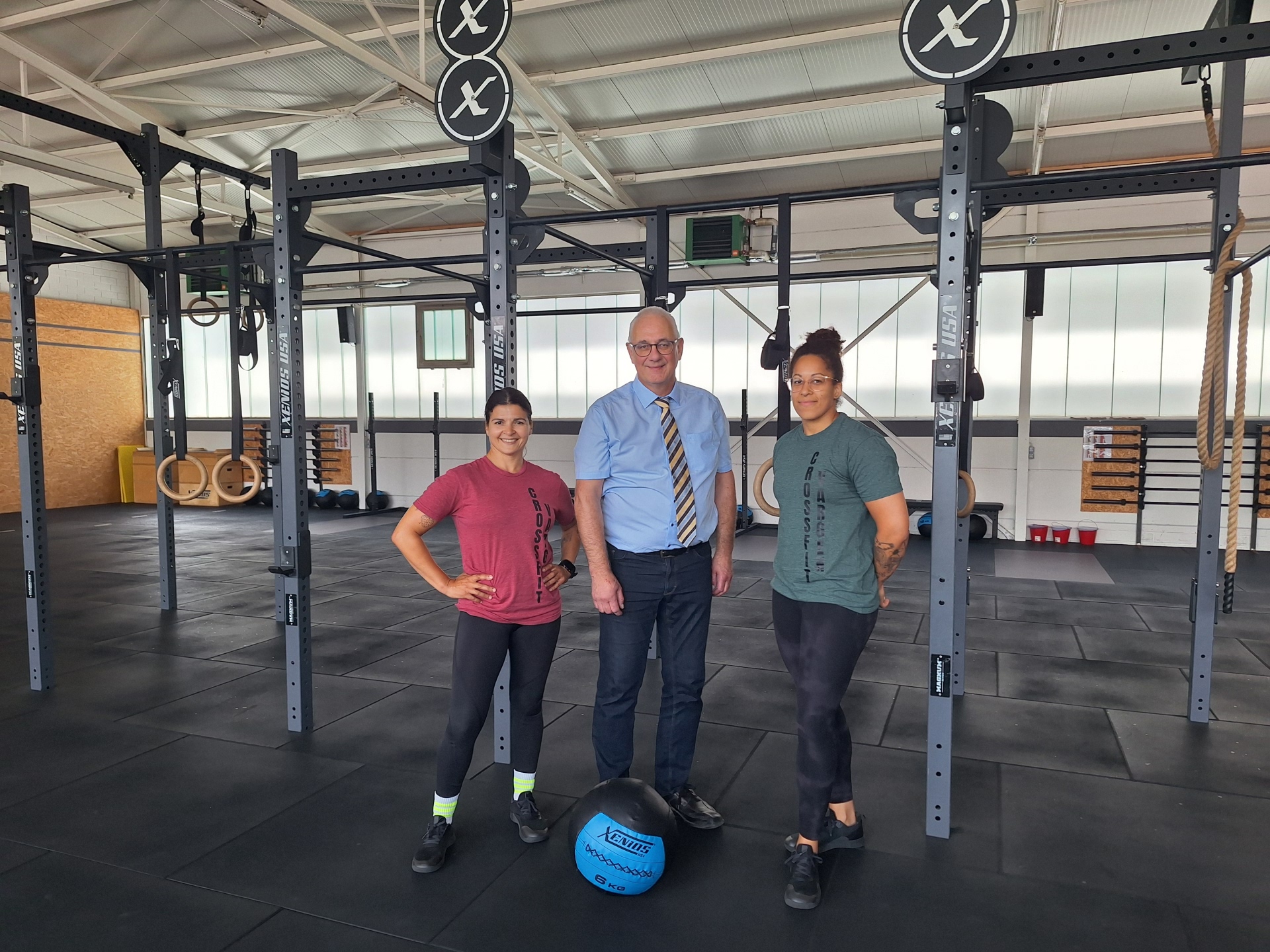 Bürgermeister Uwe Jäger auf Wirtschaftsbesuch im Fitnessstudio CrossFit Vargen gemeinsam mit den beiden Inhaberinnen Samira Hamdi und Emely Camara.