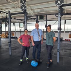 Bürgermeister Uwe Jäger auf Wirtschaftsbesuch im Fitnessstudio CrossFit Vargen gemeinsam mit den beiden Inhaberinnen Samira Hamdi und Emely Camara.
