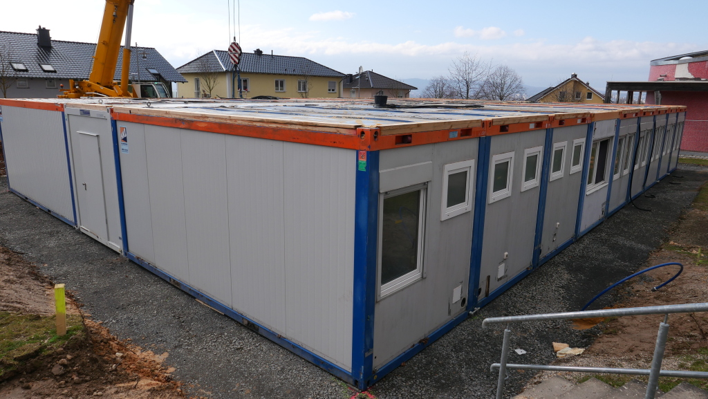 Containeranlage weiß blau mit Fenstern.