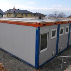 Container-Anlage von oben mit Kran im Hintergrund