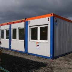 Container-Anlage - Außenansicht, weiße Container mit blauen Ecken, Dachkante orange