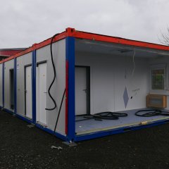 Container-Anlage - Foto vom Aufbau, ein Containermodul ohne Wände