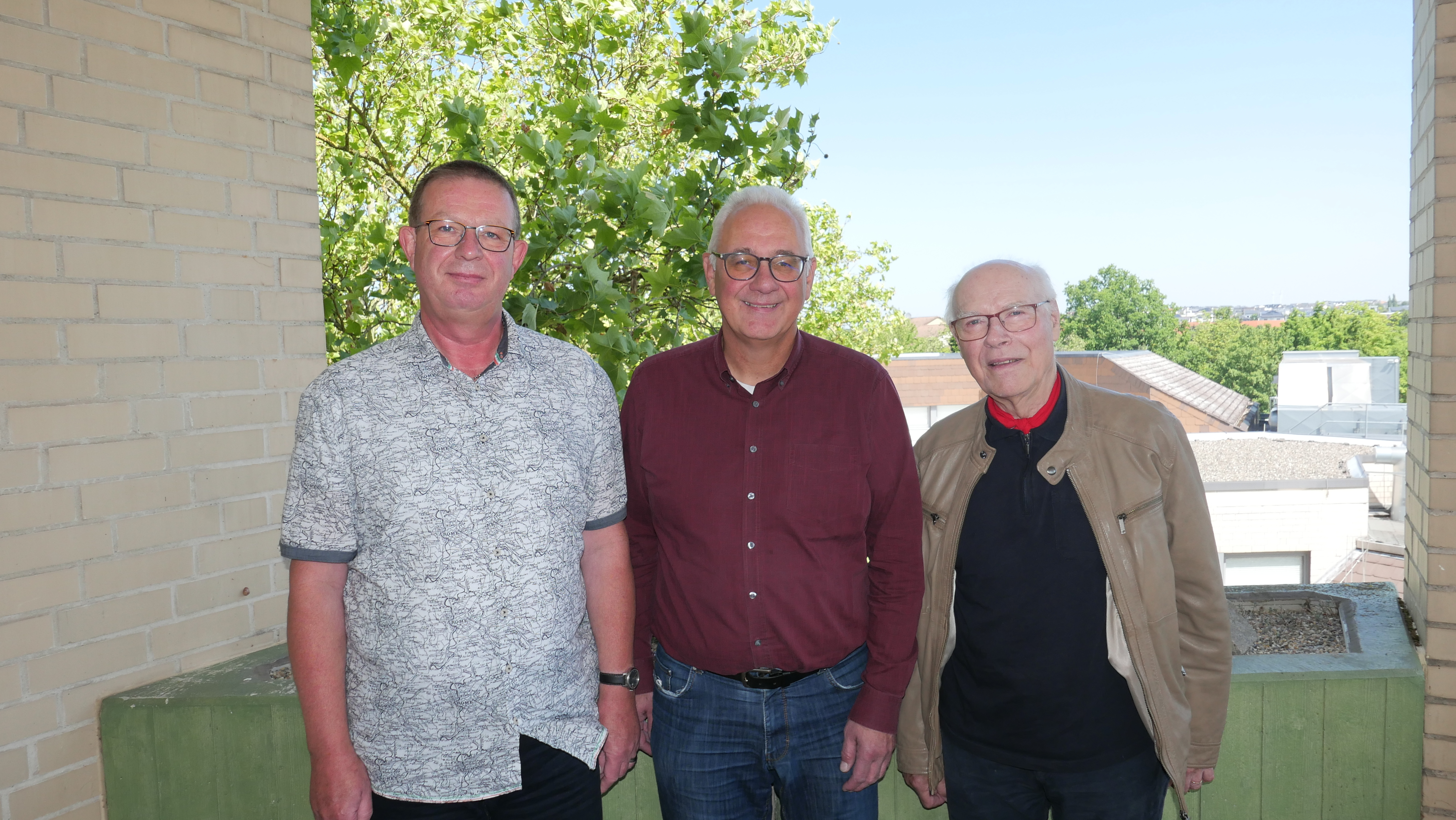 Der seit 2021 in seinem Amt tätige neue Schiedsmann der Gemeinde Lohfelden, Uwe Brehm (l.), gemeinsam mit dem Bürgermeister der Gemeinde Lohfelden, Uwe Jäger (M.), und dem stellv. Schiedsmann, Hans-Jörg Winterstein, der seit 2016 in seinem Amt tätig ist, am 12.06. im Rathaus.