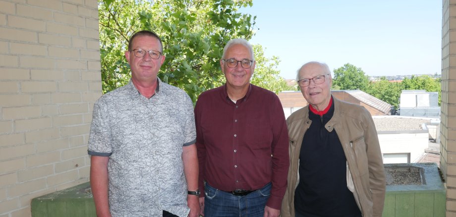 Der seit 2021 in seinem Amt tätige neue Schiedsmann der Gemeinde Lohfelden, Uwe Brehm (l.), gemeinsam mit dem Bürgermeister der Gemeinde Lohfelden, Uwe Jäger (M.), und dem stellv. Schiedsmann, Hans-Jörg Winterstein, der seit 2016 in seinem Amt tätig ist, am 12.06. im Rathaus.