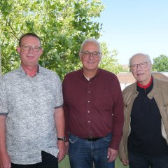 Der seit 2021 in seinem Amt tätige neue Schiedsmann der Gemeinde Lohfelden, Uwe Brehm (l.), gemeinsam mit dem Bürgermeister der Gemeinde Lohfelden, Uwe Jäger (M.), und dem stellv. Schiedsmann, Hans-Jörg Winterstein, der seit 2016 in seinem Amt tätig ist, am 12.06. im Rathaus.