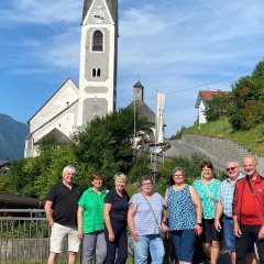 Mitglieder der Agenda-Gruppe "Berg im Drautal vor der St. Athanasius Kirche in Berg.