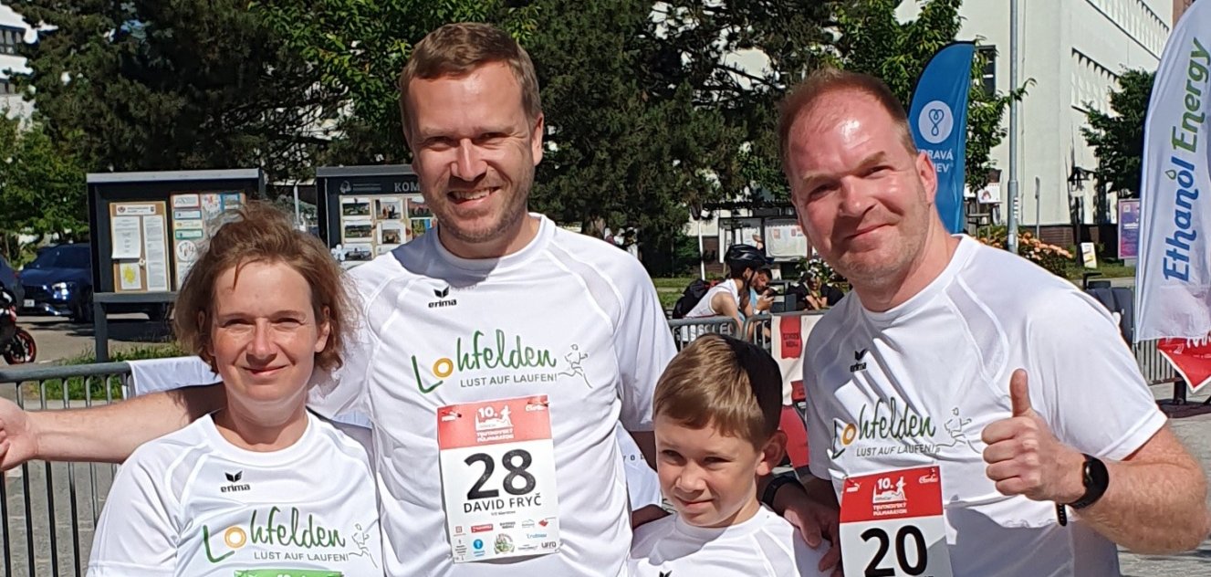 Die Lohfeldener Läuferinnen und Läufer nahmen erfolgreich am Trutnover Halbmarathon 2025 teil (v.l.n.r.): Václava Fryčová, Natalia Fryčová, David Fryč, Daniel Fryč und Paul Eicke.