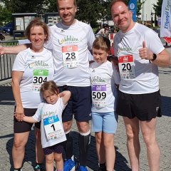 Die Lohfeldener Läuferinnen und Läufer nahmen erfolgreich am Trutnover Halbmarathon 2025 teil (v.l.n.r.): Václava Fryčová, Natalia Fryčová, David Fryč, Daniel Fryč und Paul Eicke.