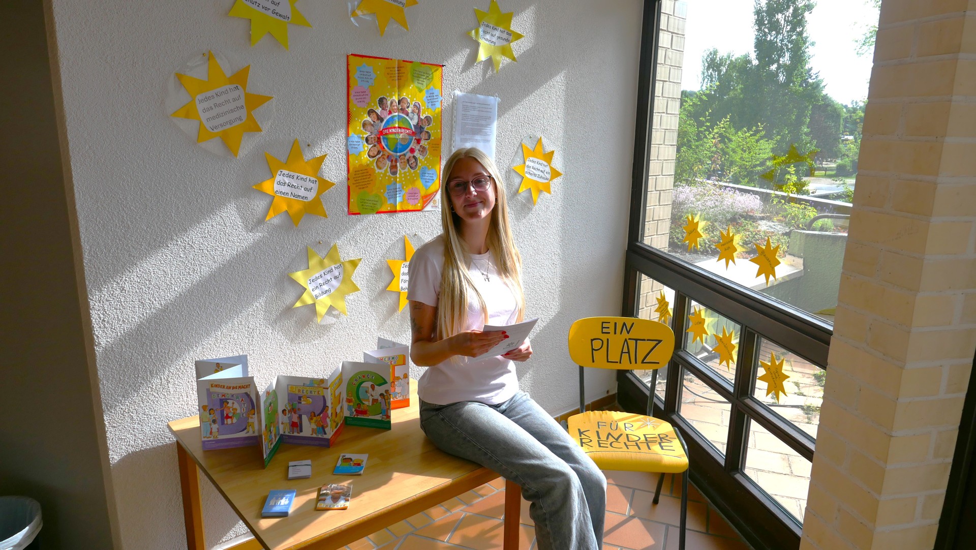 Rathaus-Mitarbeiterin Lena Mann informiert sich am Ausstellungsplatz über die Rechte von Kindern.