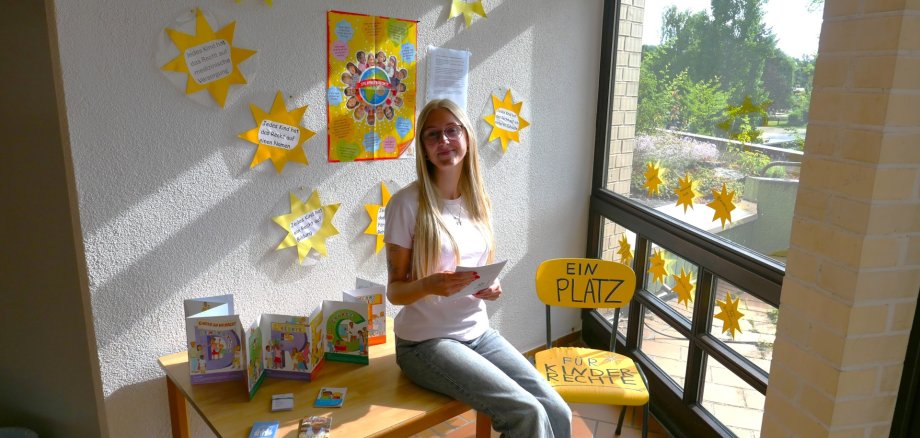 Rathaus-Mitarbeiterin Lena Mann informiert sich am Ausstellungsplatz über die Rechte von Kindern.