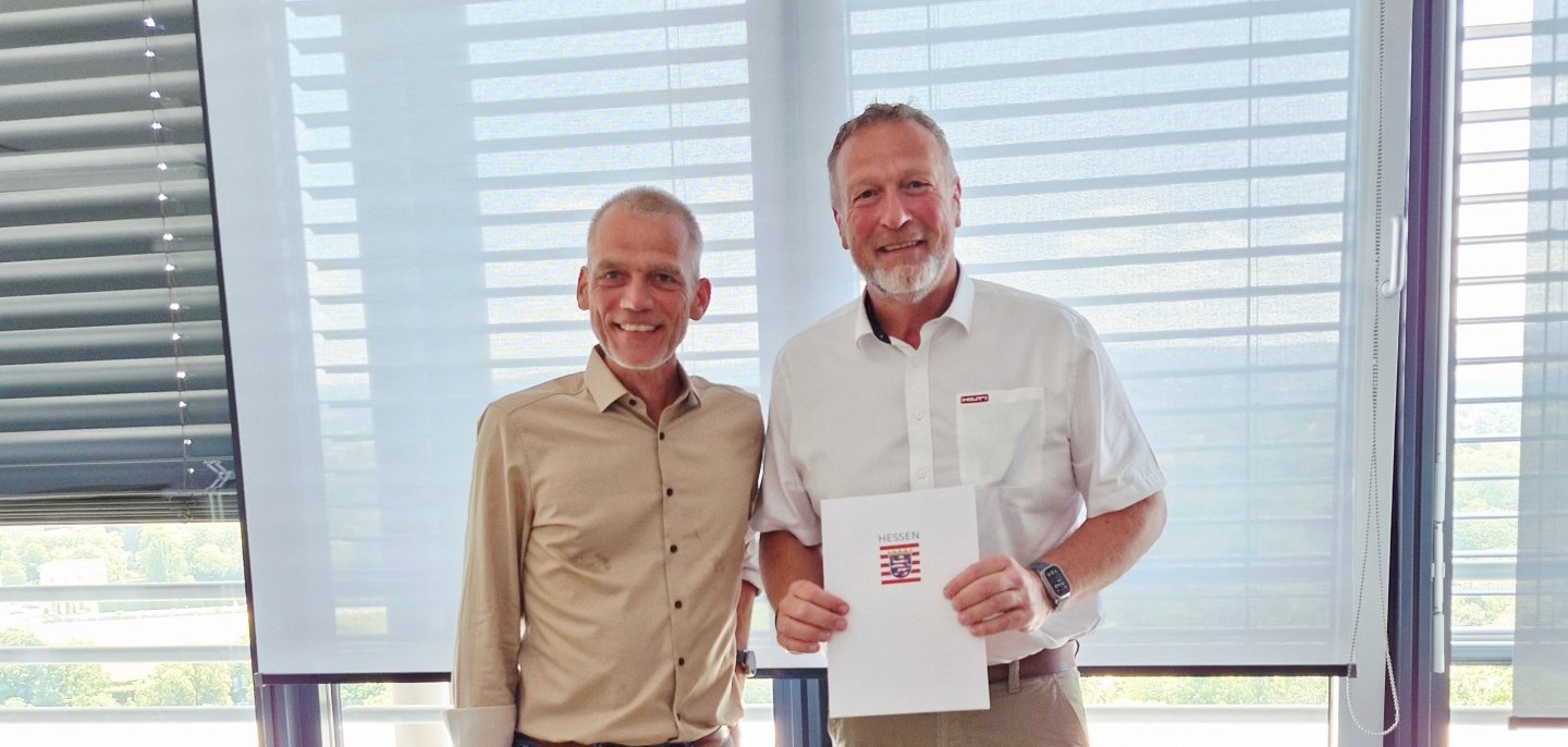 Der neue Ortsgerichtsschöffe, Reiner Franz (r.), wurde am 25. Juni vom stellv. Präsident des Amtsgerichts Kassel, Dr. Philipp Gescher, auf sein Amt vereidigt.