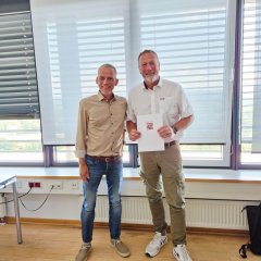 Der neue Ortsgerichtsschöffe, Reiner Franz (r.), wurde am 25. Juni vom stellv. Präsident des Amtsgerichts Kassel, Dr. Philipp Gescher, auf sein Amt vereidigt.