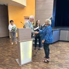 Bürgermeister der Gemeinde Lohfelden, Uwe Jäger, gratuliert der neuen Beigeordneten, Bettina Nieuwenhuis, herzlich zu ihrer Ernennung.
