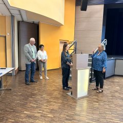 Bettina Nieuwenhuis (r.) leistet den Diensteid gemäß § 47 des Hessischen Beamtengesetzes. Stellv. Vorsitzende der Gemeindevertretung, Paula Götze, spricht den Eid vor.
