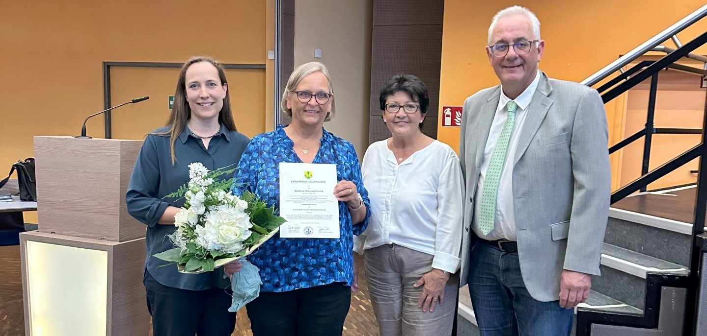 Die frisch ernannte Beigeordnete, Bettina Nieuwenhuis gemeinsam mit (v.l.n.r.) stellv. Vorsitzenden der Gemeindevertretung, Paula Götze, Erster Beigeordneten, Bärbel Fehr, und Bürgermeister Uwe Jäger.