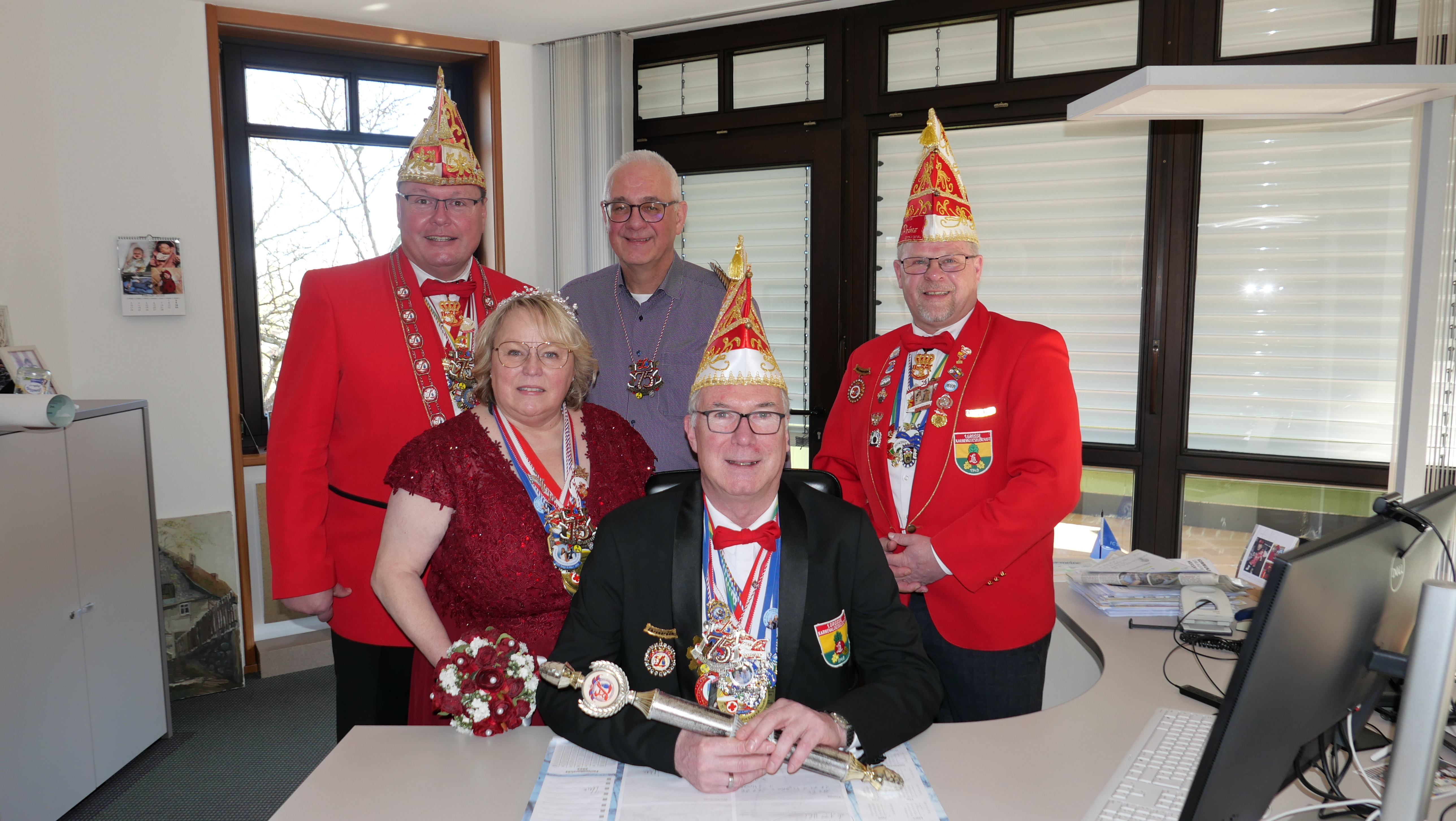 Vorsitzender der 1. Großen Karnevalsgesellschaft, Frank Altrogge (l.), besetzte am Rosenmontag gemeinsam mit (v.l.n.r.) Karnevalsprinzessin Petra Nöth, die 1. vom Loh und deren Ehemann, Karnevalsprinz Frank Nöth, der 3. vom Loh sowie 2. Vorsitzendem Sven Werner den Schreibtisch von Bürgermeister Uwe Jäger (M.) und übernahm die Amtsgeschäfte.