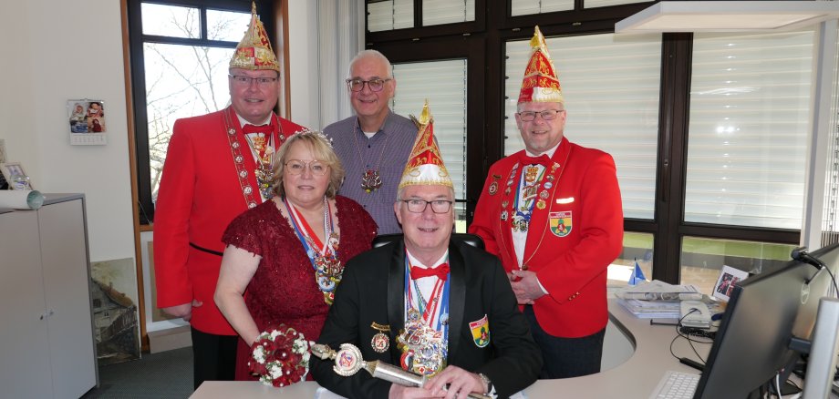 Vorsitzender der 1. Großen Karnevalsgesellschaft, Frank Altrogge (l.), besetzte am Rosenmontag gemeinsam mit (v.l.n.r.) Karnevalsprinzessin Petra Nöth, die 1. vom Loh und deren Ehemann, Karnevalsprinz Frank Nöth, der 3. vom Loh sowie 2. Vorsitzendem Sven Werner den Schreibtisch von Bürgermeister Uwe Jäger (M.) und übernahm die Amtsgeschäfte.