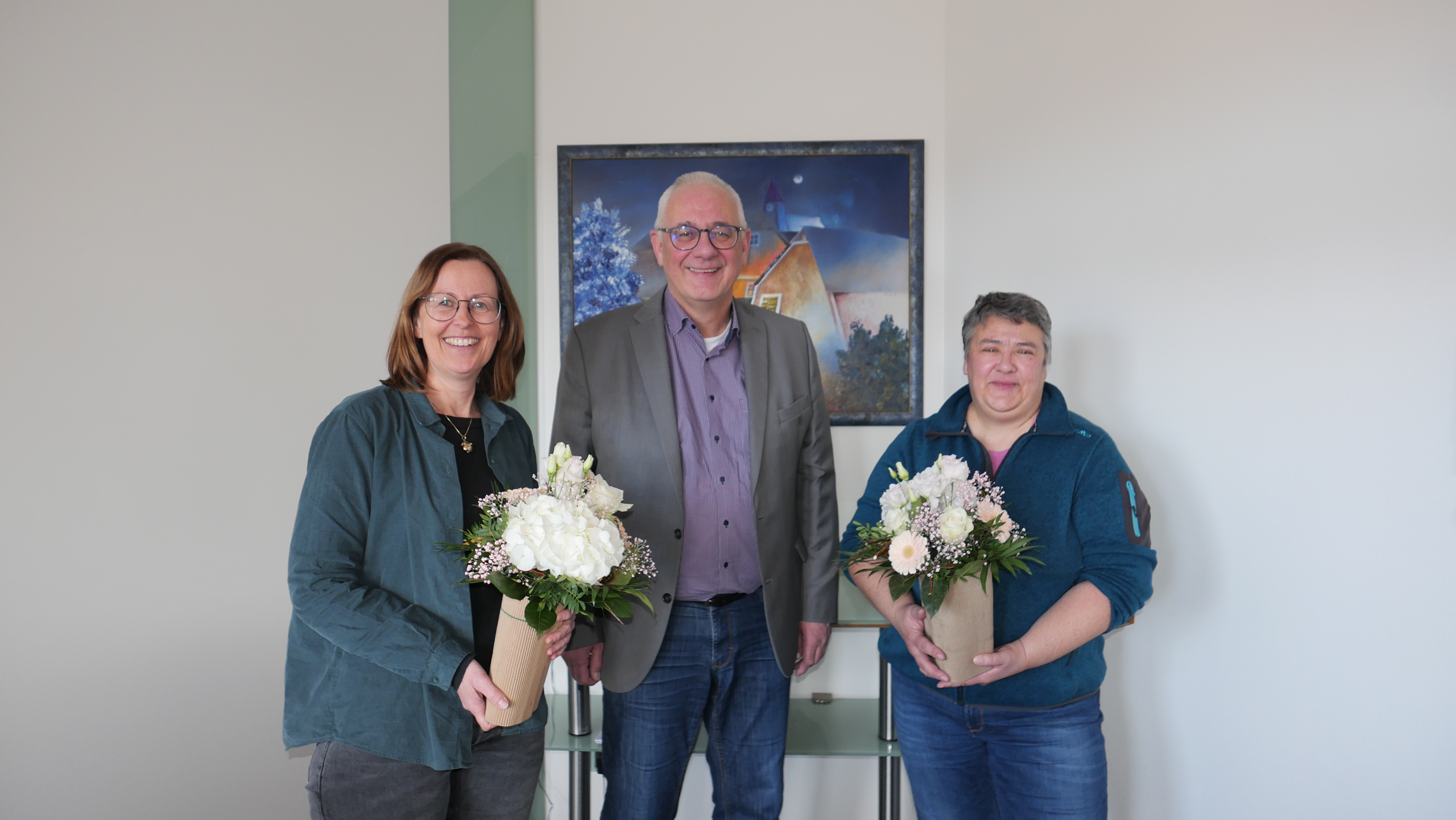 Bei einer Zusammenkunft im Rathaus gratulierte Bürgermeister Uwe Jäger der zukünftigen Frauenbeauftragten Maike Oertel (l.) zu ihrem neuen Amt und bedankte sich bei der langjährigen Frauenbeauftragten Lena Steffek-Herbold (r.) für ihre geleistete Arbeit im Auftrag der Frauen.