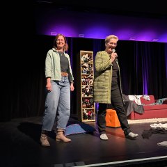 Veranstalterin Frauke Stehl (r.) begrüßte auf der Bürgerhausbühne das Publikum gemeinsam mit der neuen Frauenbeauftragten der Gemeinde Lohfelden, Maike Oertel.