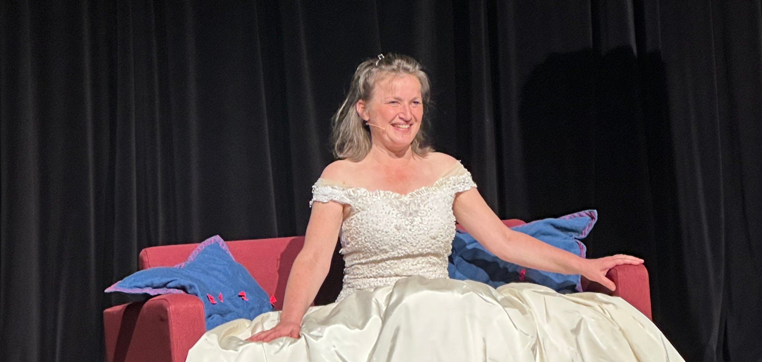 Großartiger Auftritt vom Cavewoman Heike Feist.