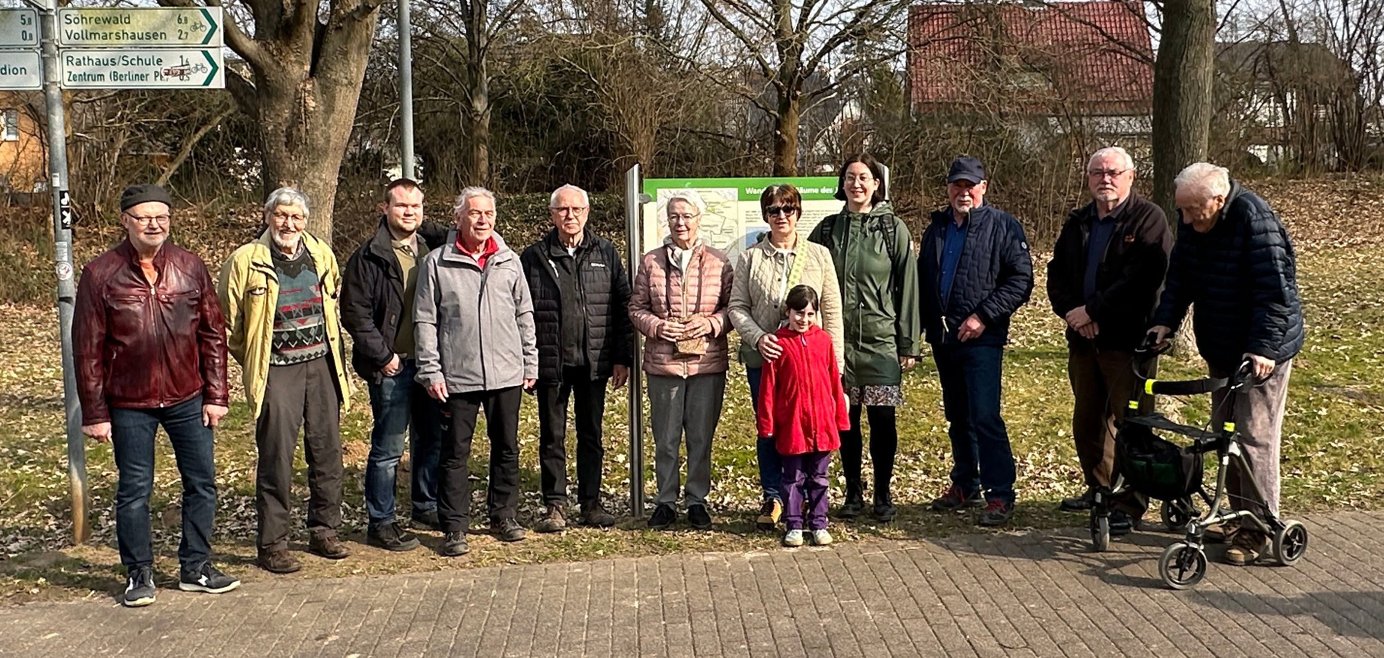 Teilnehmerinnen und Teilnehmer während der Einweihung des Tafel „Rundweg Bäume des Jahres in Lohfelden“.