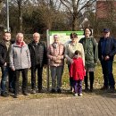 Teilnehmerinnen und Teilnehmer während der Einweihung des Tafel „Rundweg Bäume des Jahres in Lohfelden“.