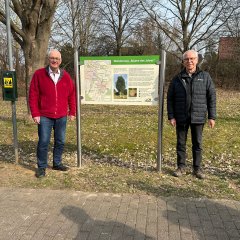 Begrüßung durch den Bürgermeister der Gemeinde Lohfelden, Uwe Jäger (l.), und den Sprecher der Agenda Umwelt- und Naturschutz, Holger Döring.