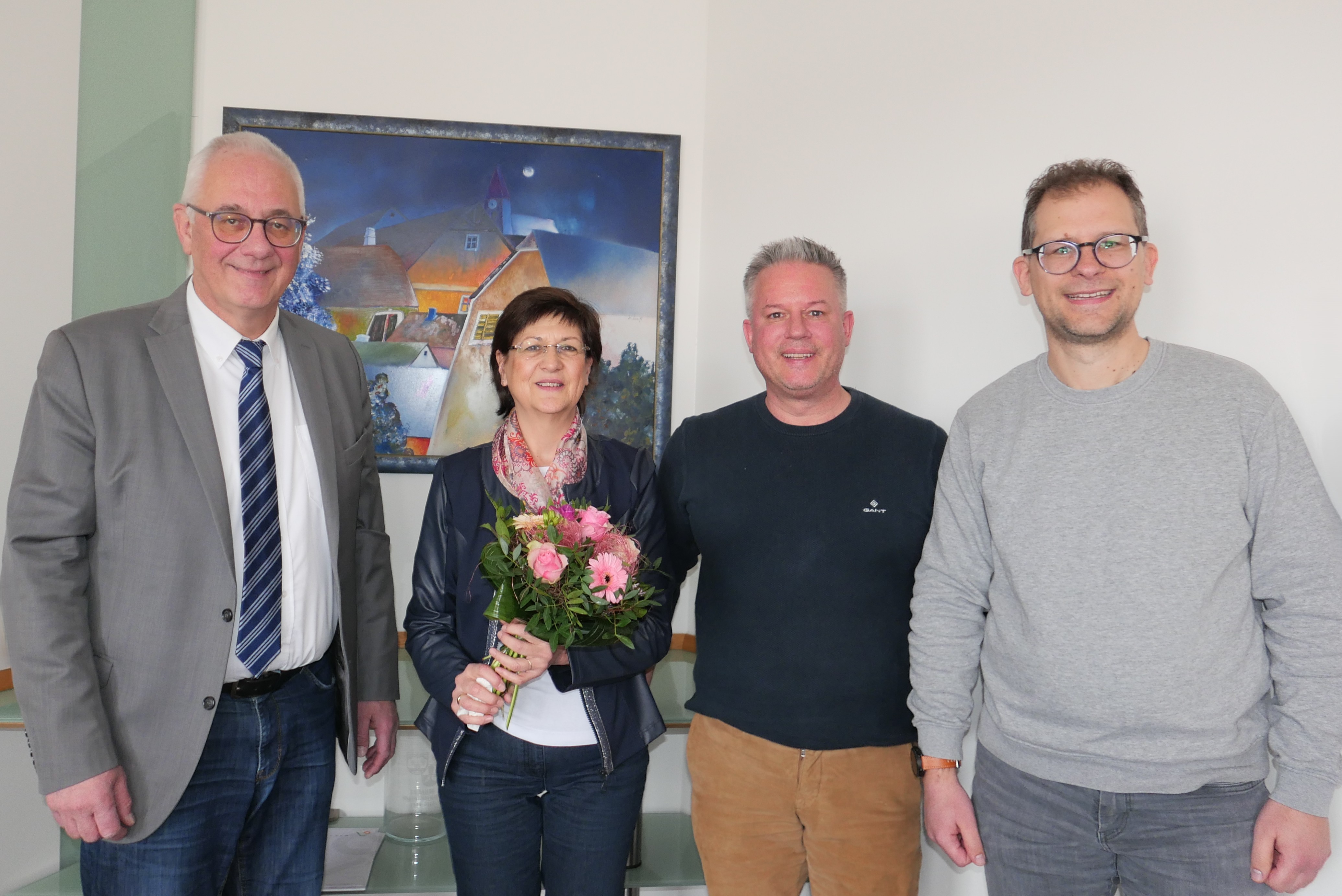 Die langjährige Mitarbeiterin im Bürgerservice, Andrea Kather wurde am 12. März 2025 von (v.l.n.r.) Bürgermeister der Gemeinde Lohfelden, Uwe Jäger, Thorsten Bürgel, Leiter des Fachbereichs Finanzen und Bürger und Personalratsmitglied Boris Fiegand in den wohl verdienten Ruhestand verabschiedet.