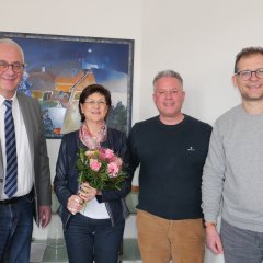 Die langjährige Mitarbeiterin im Bürgerservice, Andrea Kather wurde am 12. März 2025 von (v.l.n.r.) Bürgermeister der Gemeinde Lohfelden, Uwe Jäger, Thorsten Bürgel, Leiter des Fachbereichs Finanzen und Bürger und Personalratsmitglied Boris Fiegand in den wohl verdienten Ruhestand verabschiedet.