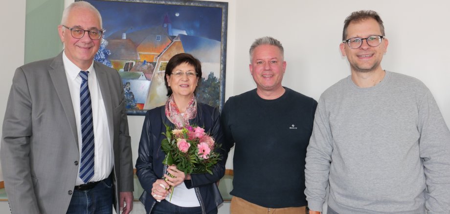 Die langjährige Mitarbeiterin im Bürgerservice, Andrea Kather wurde am 12. März 2025 von (v.l.n.r.) Bürgermeister der Gemeinde Lohfelden, Uwe Jäger, Thorsten Bürgel, Leiter des Fachbereichs Finanzen und Bürger und Personalratsmitglied Boris Fiegand in den wohl verdienten Ruhestand verabschiedet.