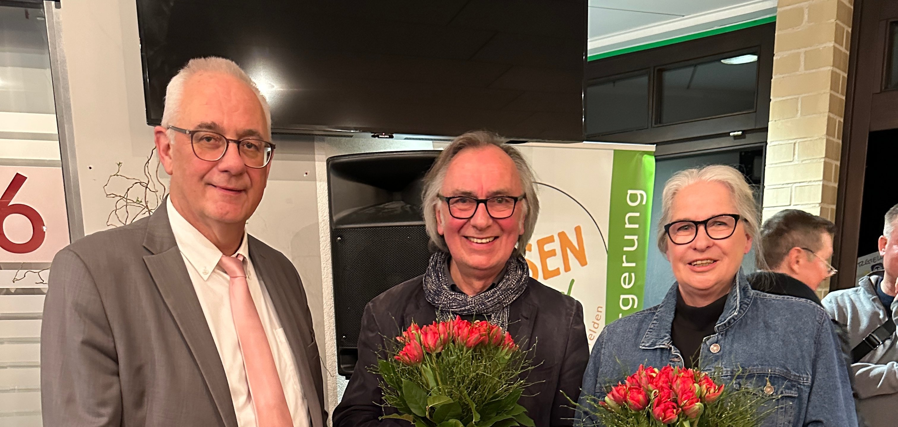 Bürgermeister Uwe Jäger eröffnete die Ausstellung und dankte der Künstlerin Ellen Lehmann und ihrem Laudator Wolfgang Loewe.