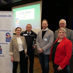KOMPASS-Ansprechpartnerin Jenny Petz (r.) gemeinsam mit (v.l.n.r.): Leiter des Polizeireviers Baunatal, Polizeirat Frank Asthalter, KOMPASS-Berater des Polizeipräsidiums Nordhessen, Kriminalhauptkommissar Mirco Skrzipek, und Bürgermeister Uwe Jäger.