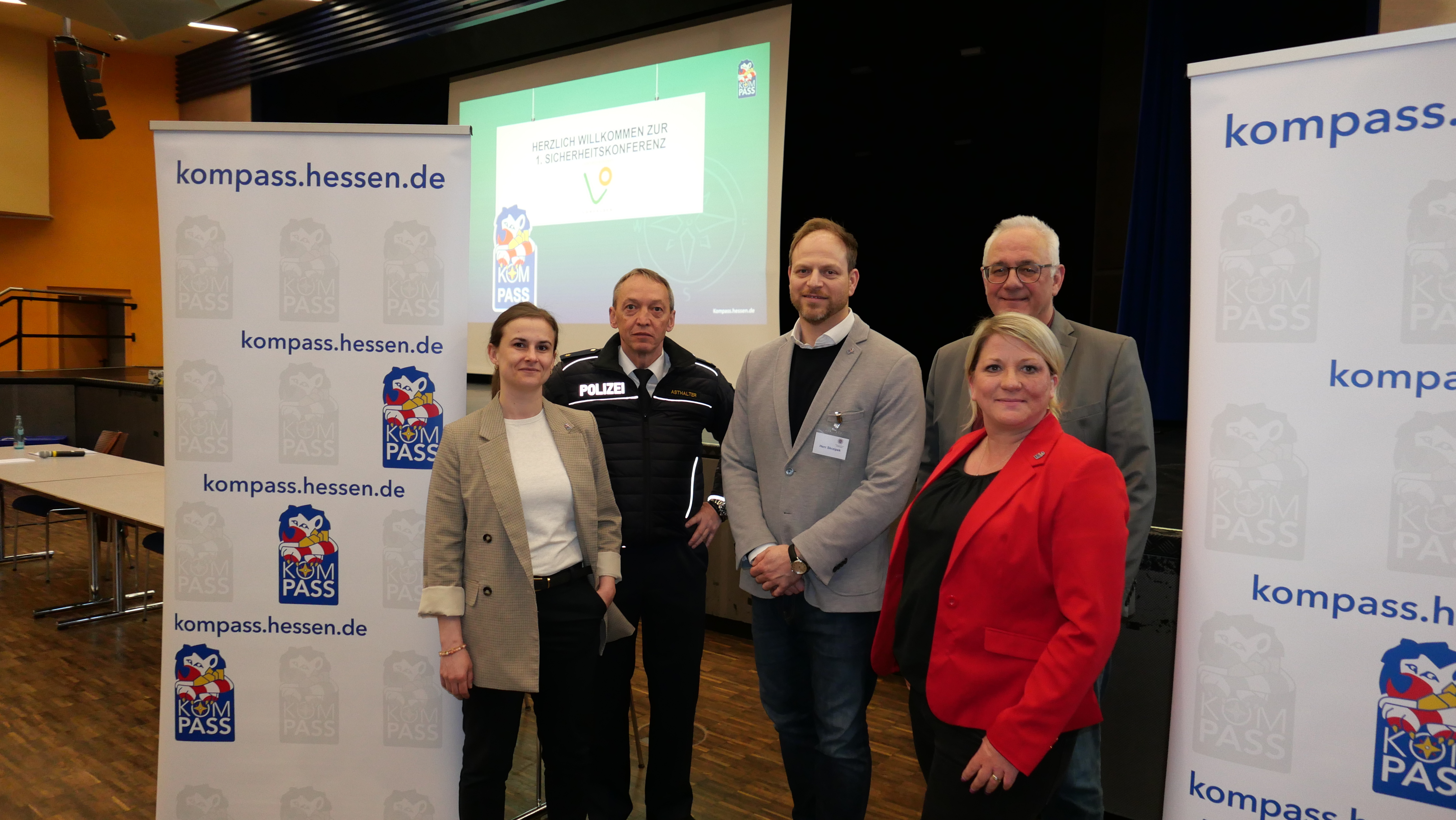 KOMPASS-Ansprechpartnerin Jenny Petz (r.) gemeinsam mit (v.l.n.r.): KOMPASS-Beraterin des Polizeipräsidiums Nordhessen, Kriminalhauptkommissarin Julia Lohse, Leiter des Polizeireviers Baunatal, Polizeirat Frank Asthalter, KOMPASS-Berater des Polizeipräsidiums Nordhessen, Kriminalhauptkommissar Mirco Skrzipek, und Bürgermeister Uwe Jäger.