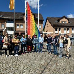 Die Teilnehmerinnen und Teilnehmer hissten gemeinsam die Regenbogenflagge  am 17. Mai anlässlich des „Internationalen Tags gegen Homo-, Bi-, Inter- und Transphobie (IDAHOBIT)“.