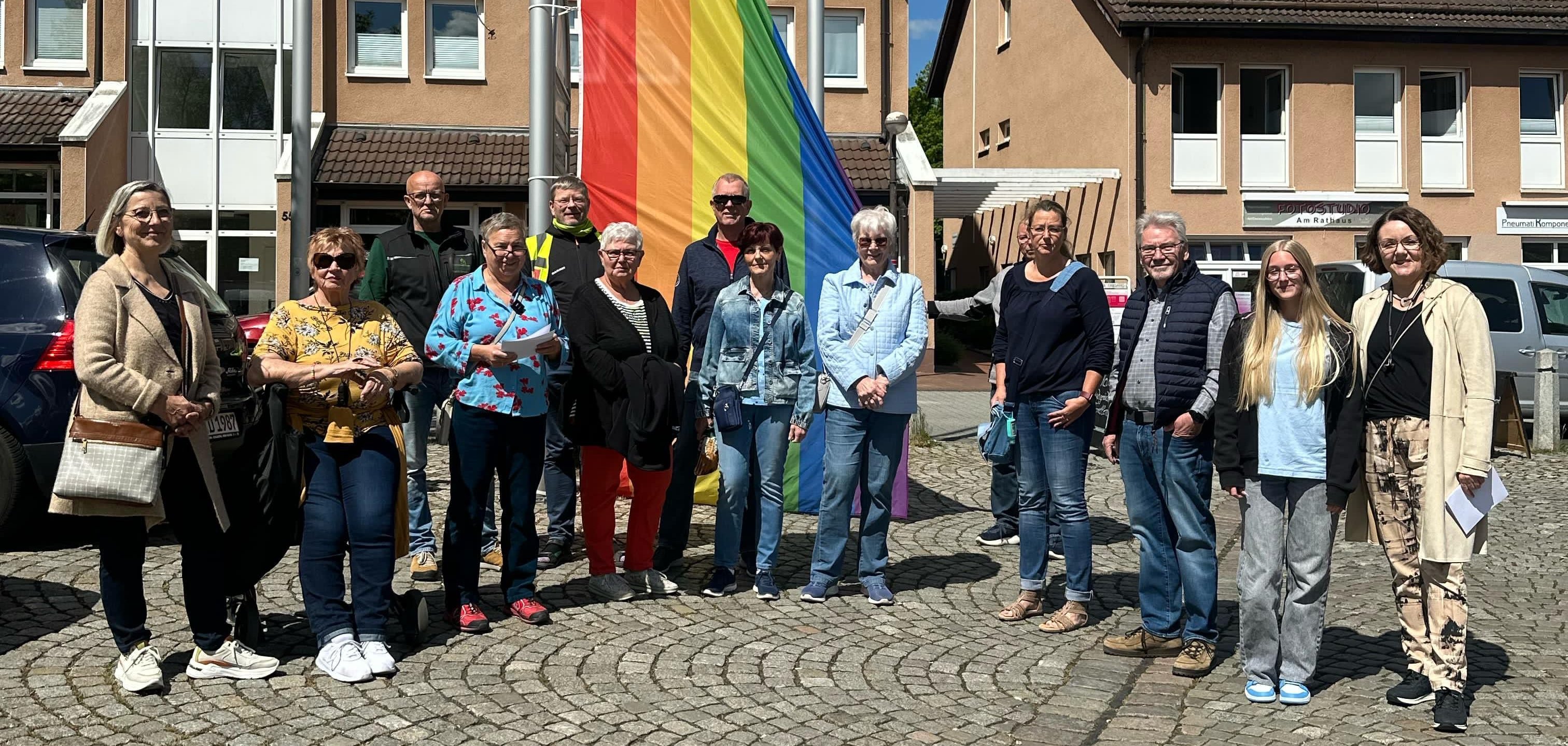 Die Teilnehmerinnen und Teilnehmer hissten gemeinsam die Regenbogenflagge  am 17. Mai anlässlich des „Internationalen Tags gegen Homo-, Bi-, Inter- und Transphobie (IDAHOBIT)“.