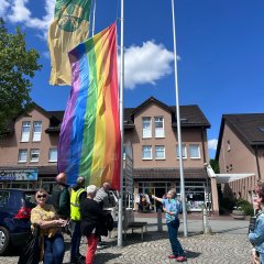 Die Regenbogenflagge als ein buntes Zeichen für Vielfalt und gegen Diskriminierung.   