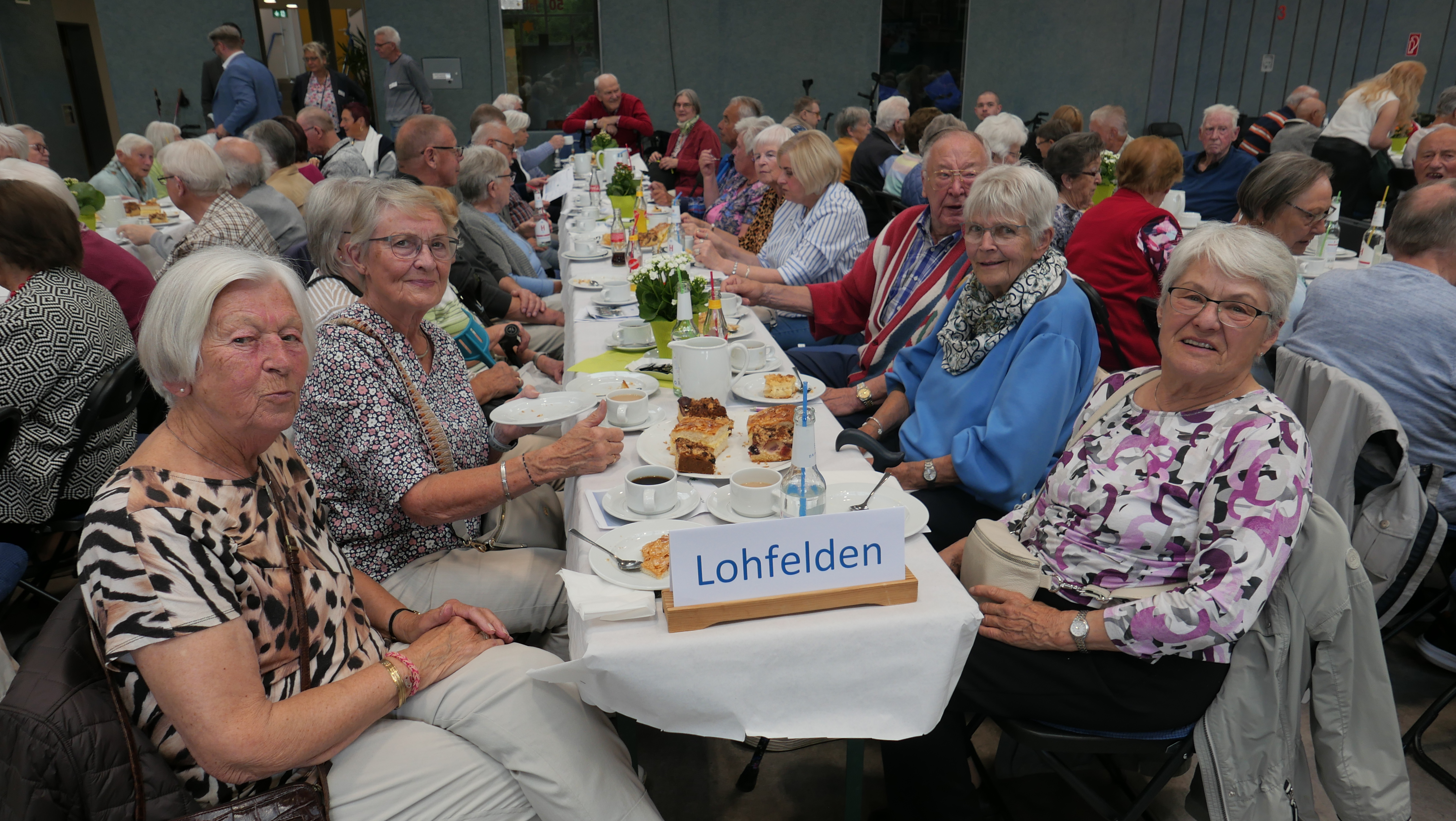 Die Lohfeldener Gäste hatten sichtlich Freude bei Kaffee und Kuchen.