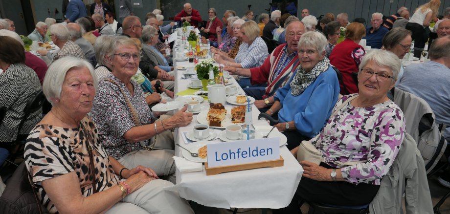Die Lohfeldener Gäste hatten sichtlich Freude bei Kaffee und Kuchen.
