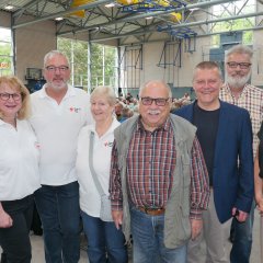 Das Lohfeldener Helferteam (v.l.n.r.): Stellv. Vorsitzende des Seniorenbeirates, Karin Schnell, Vorsitzende des DRK Ortsvereins Lohfelden, Petra Karasek, Jörg Seeger und Rosemarie Kiekebusch vom DRK Ortsverein Lohfelden, Vorsitzender des Seniorenbeirates, Karl Schäffer, Vorsitzender der Gemeindevertretung, Norbert Thiele, Gemeindevertreter Thomas Springer und Seniorenbeauftragte Katharina Schaub.