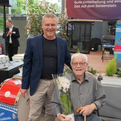 Der mit 94 Jahren zweitälteste Teilnehmer des Nachmittages und älteste anwesende Lohfeldener, Karl-Heinz Faulstich (r.), gemeinsam mit Vorsitzendem der Gemeindevertretung, Norbert Thiele.
