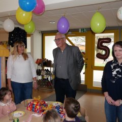Bürgermeister Uwe Jäger begrüßt die Anwesenden der kleinen Feierstunde zusammen mit Tanja Hammer (r.) und Sandra Schiffmann.